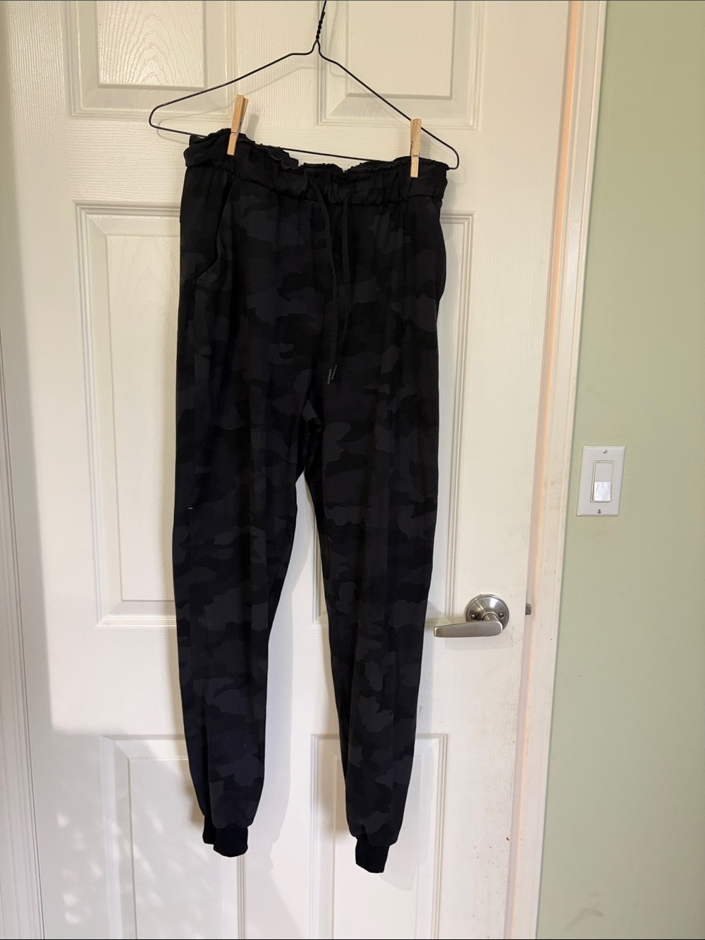 Lululemon camo women’s joggers size 6